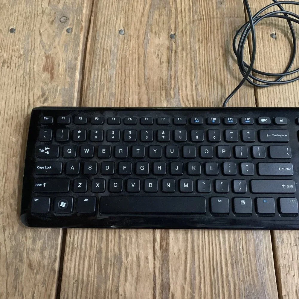 AmazonBasics‎ Computer Keyboard Wired Low-Profile Keys Quiet KU-0833 .